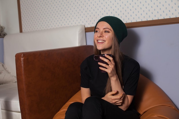 Frau Hipster trinkt Kaffee im Café