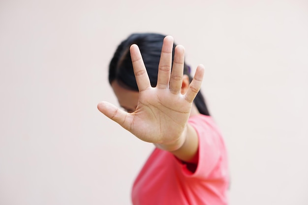 Frau hob die Hand, um die Kampagne davon abzubringen, Gewalt gegen Frauen zu stoppen