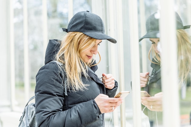 Foto frau hört musik in der stadt