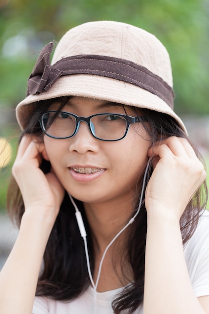 Frau hört Musik.