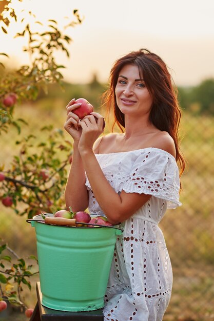 Frau im Apfelgarten