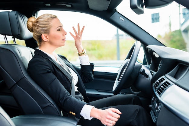 Foto frau im auto, das verärgert ist, anderen fahrer zu beschimpfen