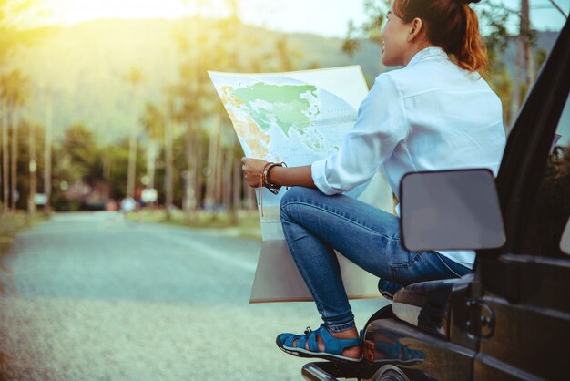 Frau im Auto durch Reise mit einer Karte