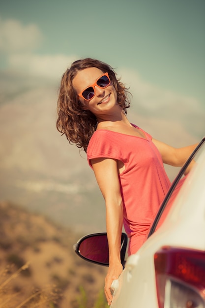 Frau im Auto in den Sommerferien