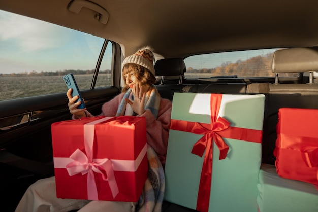 Frau im Auto mit Weihnachtsgeschenken