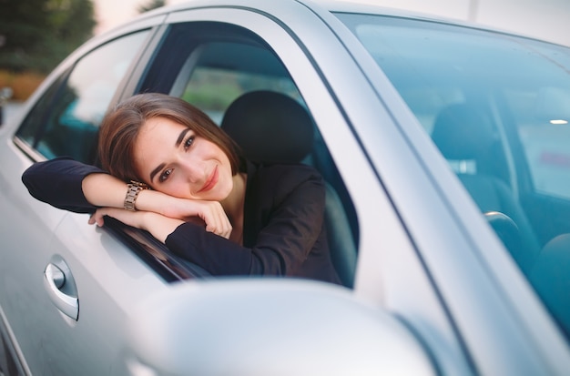 Frau im Auto