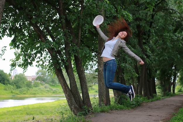 Frau im Baumpark im Freien