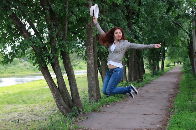 Frau im Baumpark im Freien