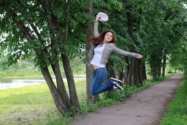 Frau im Baumpark im Freien