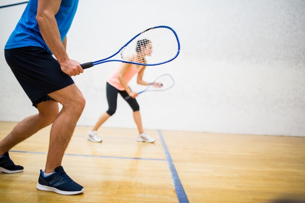 Frau im Begriff, den Ball zu dienen