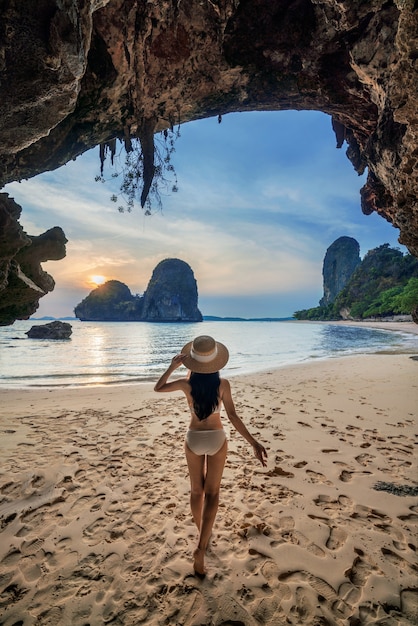 Frau im Bikini bei Railay, Krabi, Thailand.