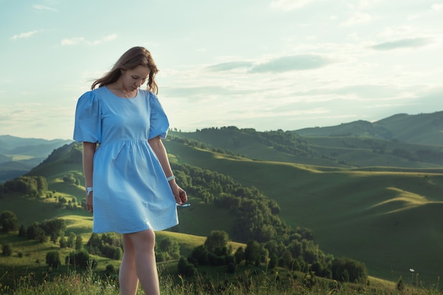 Frau im blauen Kleid im Altai-Berg