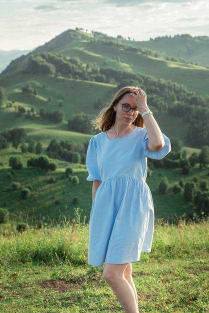 Frau im blauen Kleid im Altai-Berg