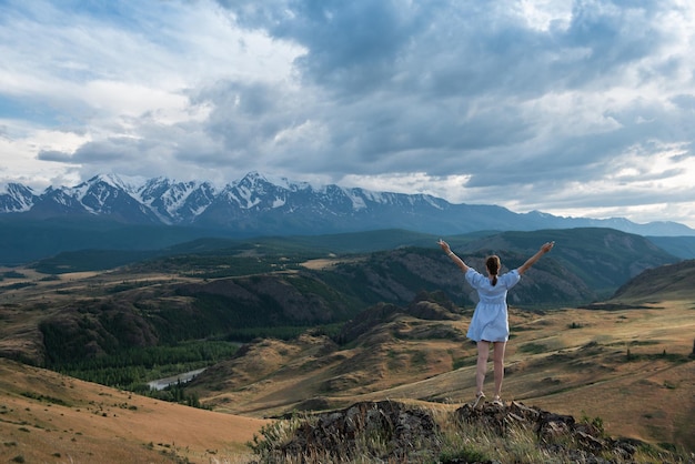 Frau im blauen kleid im sommer altai-gebirge in der kurai-steppe