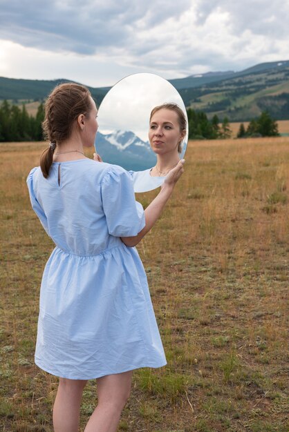 Frau im blauen Kleid im Sommer Altai-Gebirge