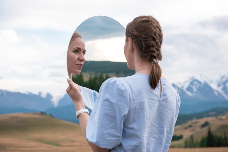 Foto frau im blauen kleid im sommer altai-gebirge