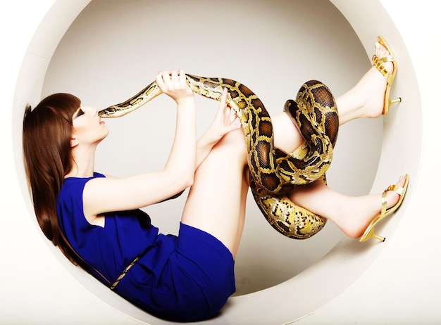 Frau im blauen Kleid mit Python