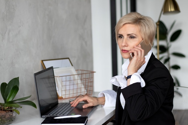 Frau im Büro telefoniert