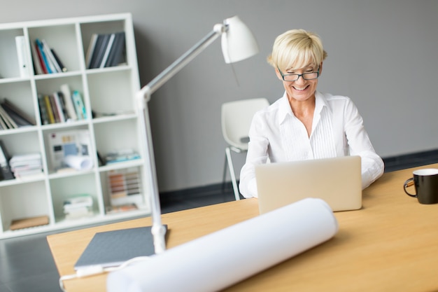 Frau im Büro