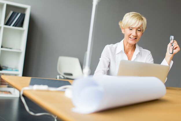 Frau im Büro