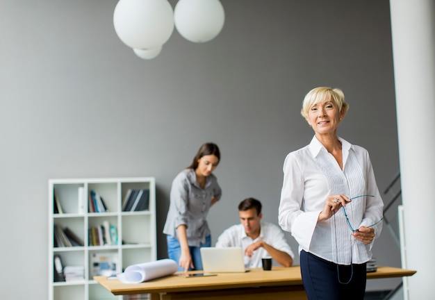 Frau im Büro