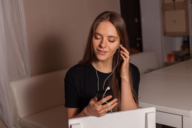 Frau im Café hört Musik und genießt ihr Leben