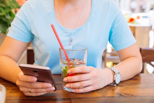 Foto frau im café trinkt kühle getränke aus nächster nähe