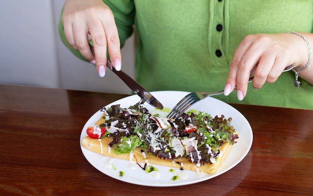 Frau im Café zu Mittag essen.