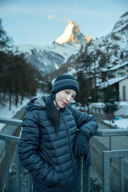 Frau im Dorf Zermatt mit Matterhorn am Morgen Zermatt Schweiz