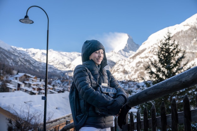 Frau im Dorf Zermatt mit Matterhorn am Morgen Zermatt Schweiz