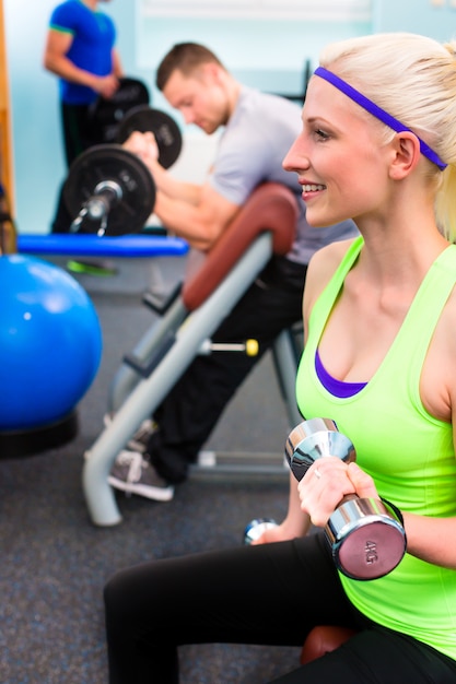 Foto frau im fitnesstraining mit stummen glocken