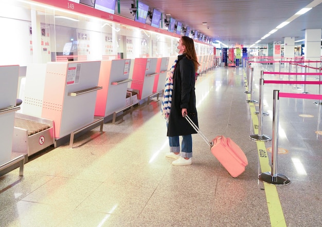 Frau im Flughafen