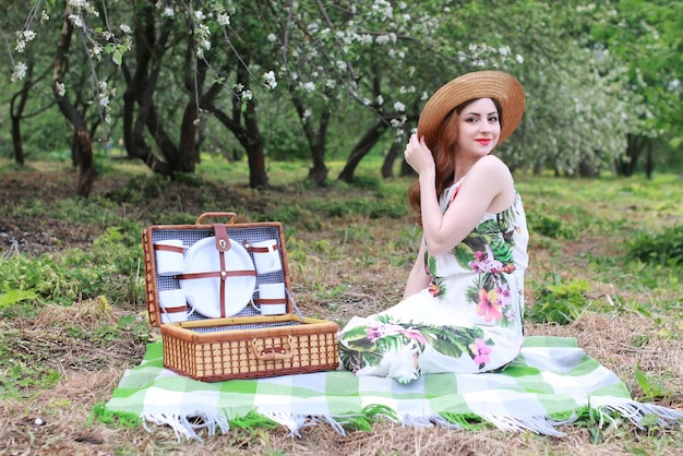 Frau im Freien im Kleid Hut Natur