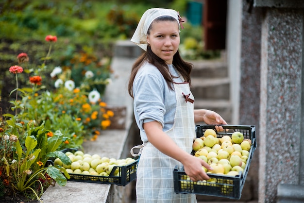 Frau im Garten