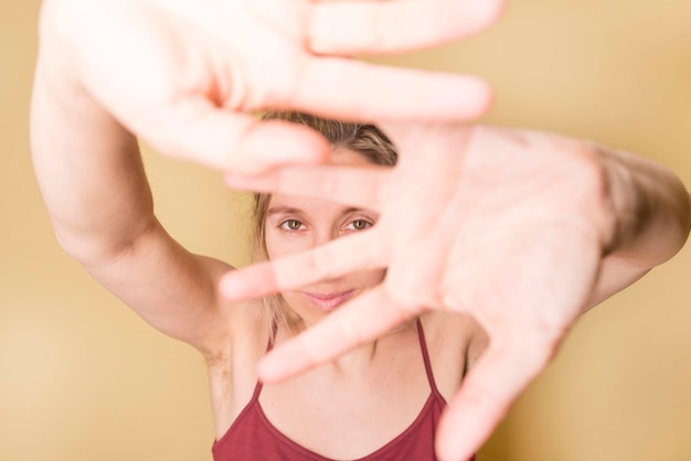 Frau im gelben Hintergrund