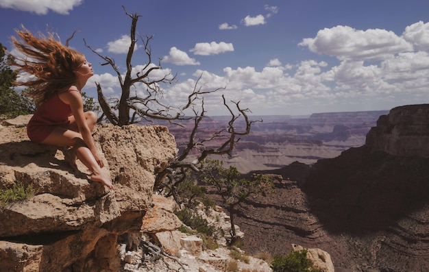 Frau im Grand Canyon National Park Gewinner des Lebens Sorgloses Freiheitskonzept Mädchen an der Klippe Erfolgreiche Frau