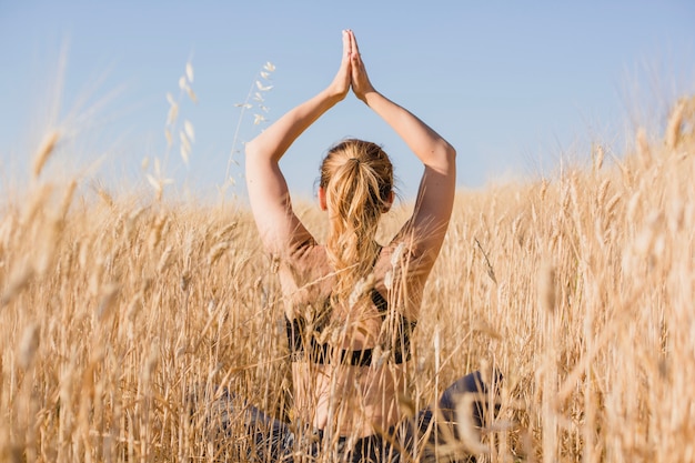 Foto frau im gras mit den händen hoch