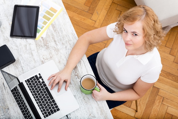 Frau im Heimbüro