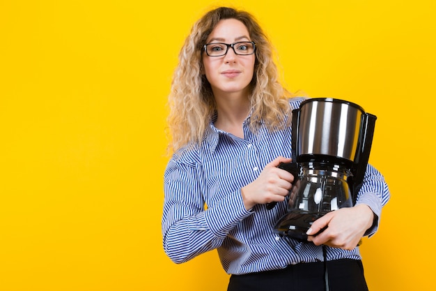 Frau im Hemd mit Kaffeemaschine