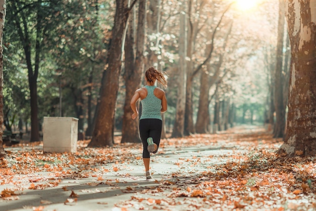 Frau im Herbst im Freien joggen