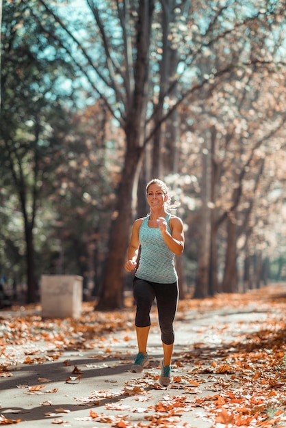 Frau im Herbst im Freien joggen