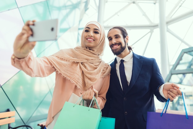 Frau im Hijab machen Selfie im Einkaufszentrum.