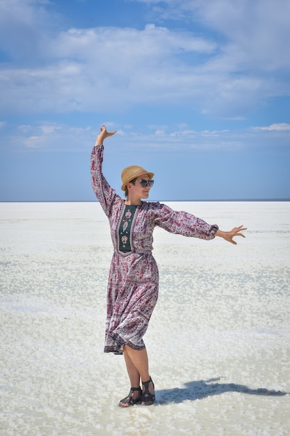 Foto frau im kleid auf einem weißen salzseeporträt einer frau auf einem weißen salzseefrau im hut und in den gläsern auf einem weißen salzsee