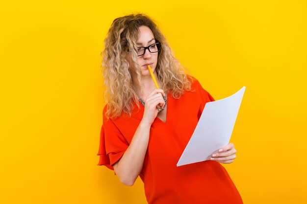 Frau im Kleid mit unbelegtem Papier und Bleistift