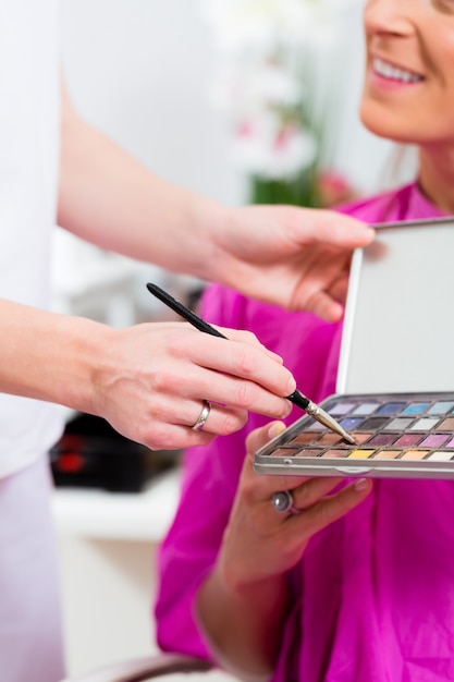 Frau im kosmetischen Salon mit Make-up