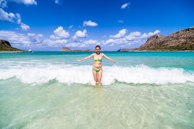 Frau im kristallklaren Meer im exotischen tropischen Resort
