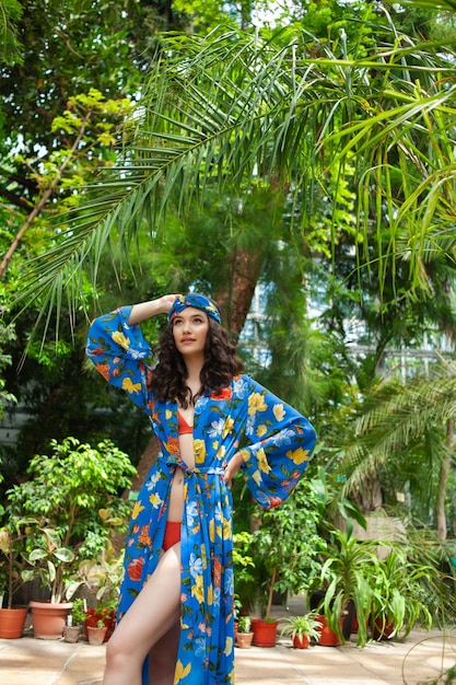 Frau im langen Sommer-Pareo-Kleid auf exotischem Resort