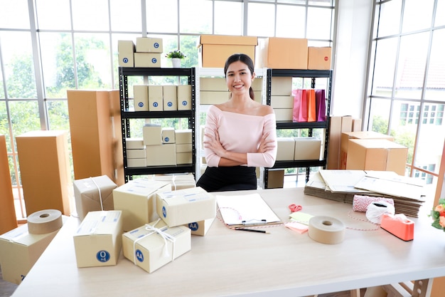 Frau im Lieferbüro