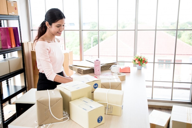 Frau im Lieferbüro