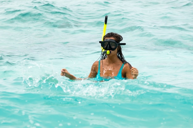 Frau im Meer beim Schnorcheln